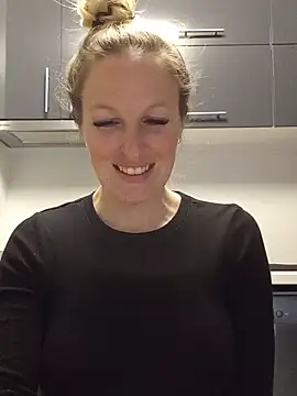 Snapshot of MaviePearl chatting on 3, 2, 2025 MaviePearl online show from 3, 2, 2025