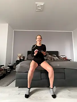 Snapshot of MaviePearl chatting on 4, 10, 2025 MaviePearl online show from 4, 10, 2025