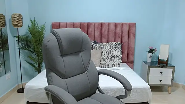 Snapshot of sophia_hadid chatting on 19, 11, 2025 sophia hadid online show from 19, 11, 2025