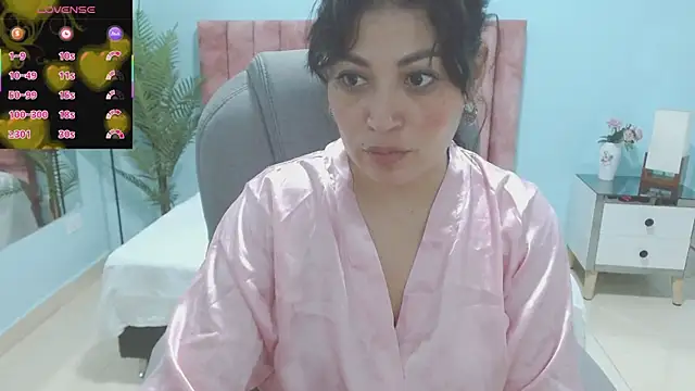 Snapshot of sophia_hadid chatting on 2, 12, 2025 sophia hadid online show from 2, 12, 2025