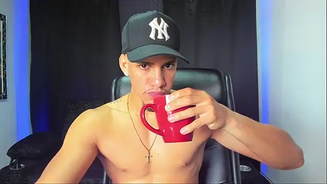 Snapshot of jhonnysnow17 chatting on 25, 10, 2025 jhonnysnow17 online show from 25, 10, 2025