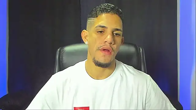 Snapshot of jhonnysnow17 chatting on 4, 12, 2025 jhonnysnow17 online show from 4, 12, 2025