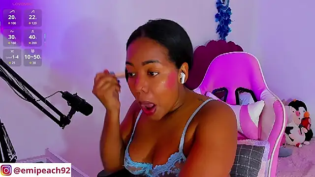 Snapshot of samanthaabloom chatting on 8, 11, 2025 samanthaabloom online show from 8, 11, 2025