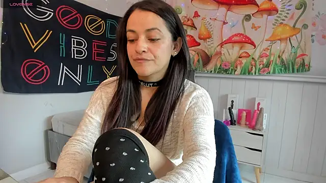 LovelyAzucena online show from 18, 11, 2025