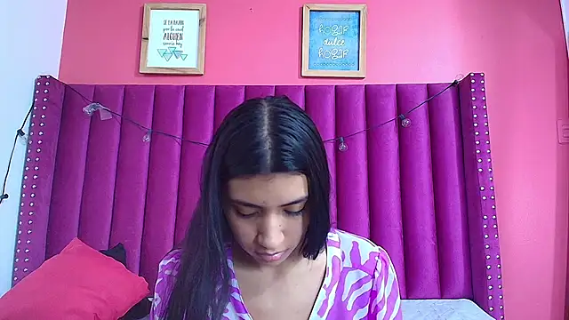 Snapshot of littlee_emilyy_ chatting on 12, 12, 2024 littlee emilyy  online show from 12, 12, 2024