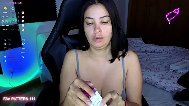 Snapshot of AnnaQueen chatting on 8, 5, 2026 AnnaQueen online show from 8, 5, 2026