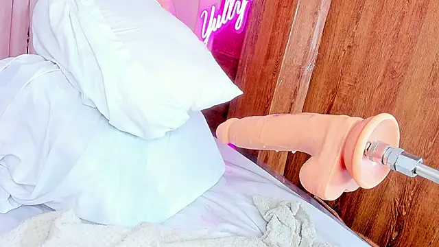 Snapshot of queen_yully chatting on 22, 3, 2025 queen yully online show from 22, 3, 2025