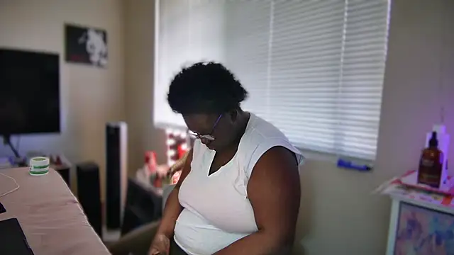 Snapshot of Yagurl__west chatting on 8, 2, 2025 Yagurl west online show from 8, 2, 2025