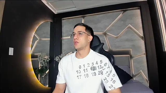 Snapshot of alexgiraldo_ chatting on 24, 2, 2025 alexgiraldo online show from 24, 2, 2025