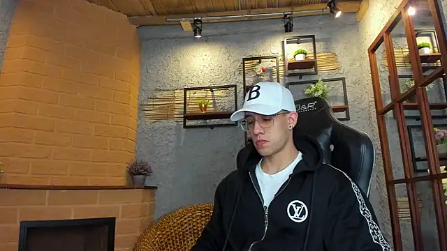 Snapshot of alexgiraldo_ chatting on 8, 3, 2025 alexgiraldo online show from 8, 3, 2025