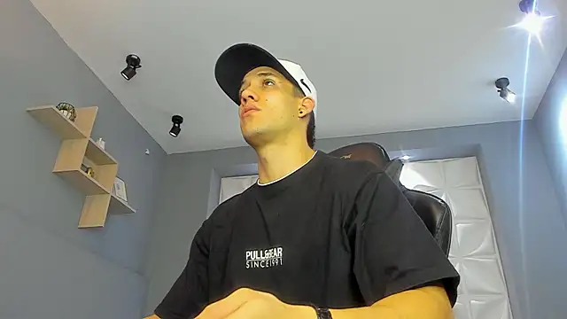 Snapshot of alexgiraldo_ chatting on 13, 3, 2025 alexgiraldo online show from 13, 3, 2025