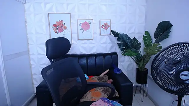 Snapshot of Valentinaa_mature chatting on 4, 3, 2026 Valentinaa mature online show from 4, 3, 2026