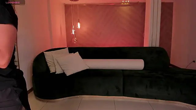 LizzHamilton   online show from 11, 9, 2025