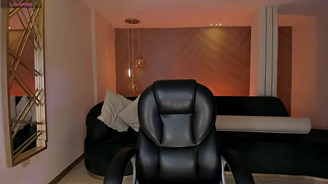 LizzHamilton   online show from 28, 11, 2025