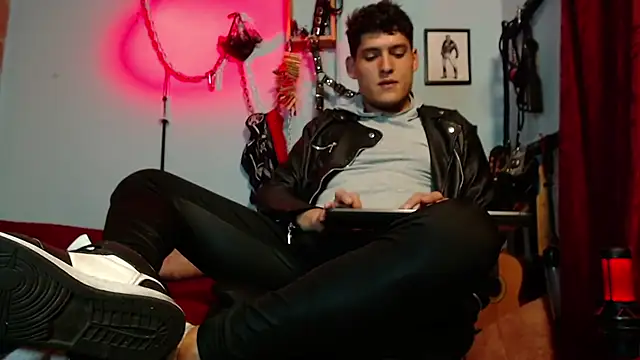 Snapshot of dom2travelersss chatting on 9, 1, 2026 dom2travelersss online show from 9, 1, 2026