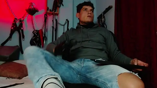 Snapshot of dom2travelersss chatting on 10, 1, 2026 dom2travelersss online show from 10, 1, 2026