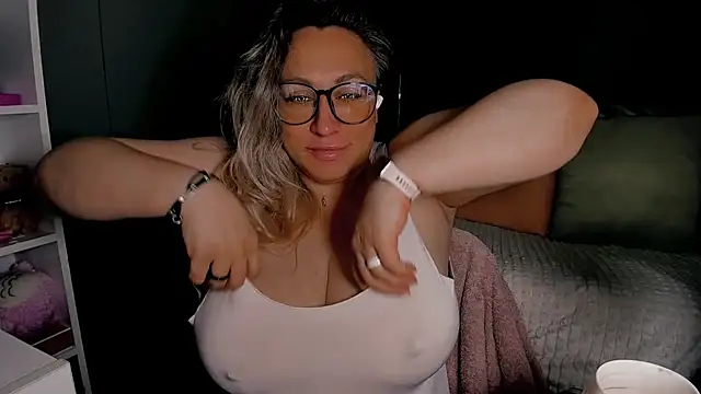 Snapshot of CumOnMy_Tits chatting on 20, 6, 2026 CumOnMy Tits online show from 20, 6, 2026